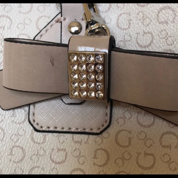 2 Guess purses, 1 awesome price! ✨ - Picture 5 of 8